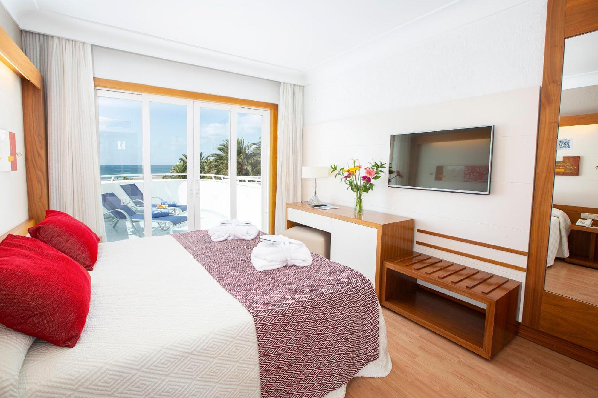 Junior Suite with Pool View,1239466255:JPEG